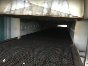 Four tunnel électrique à tapis métallique